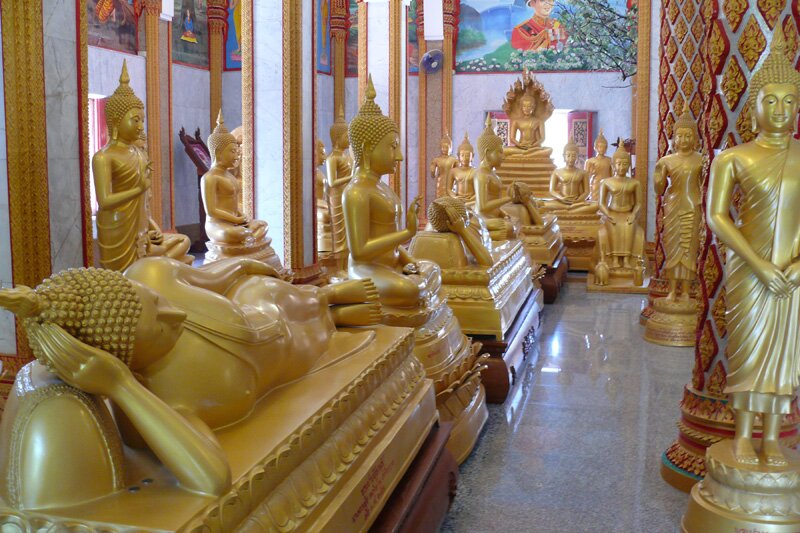 Статуи Будды в храме Ват Чалонг, Пхукет