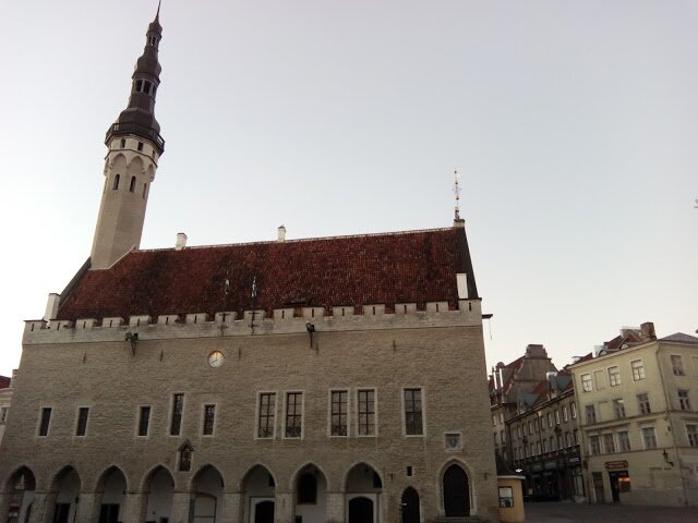Таллинская ратуша — здание городского управления средневекового Ревеля (c 1919 года Таллин). Ей больше 600 лет.