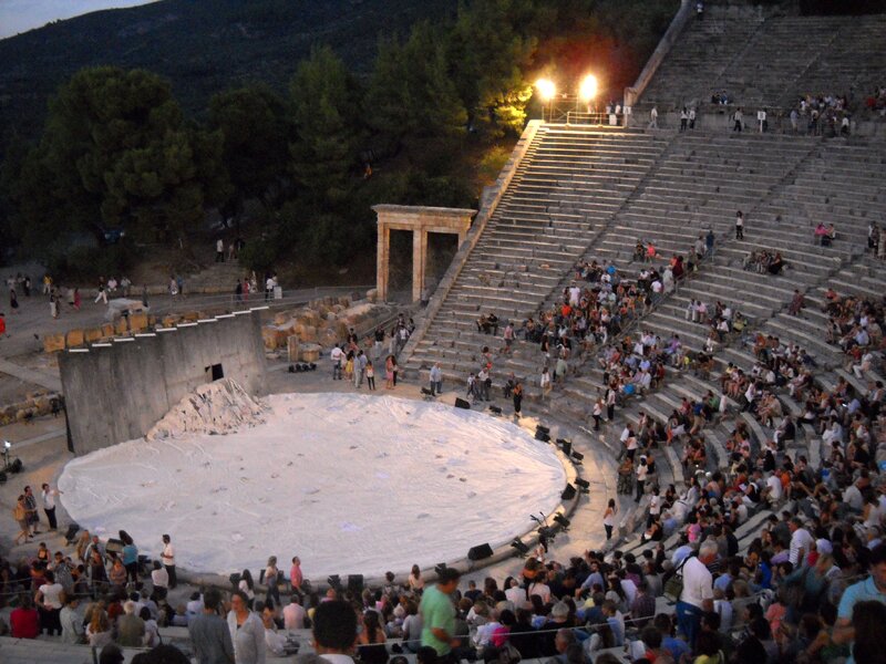 В античном театре Эпидавра перед спектаклем