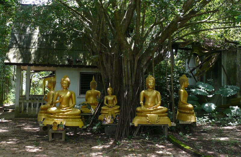 Статуи Будды неподалёку от храма Ват Сирей, остров Ко Сирей, Пхукет