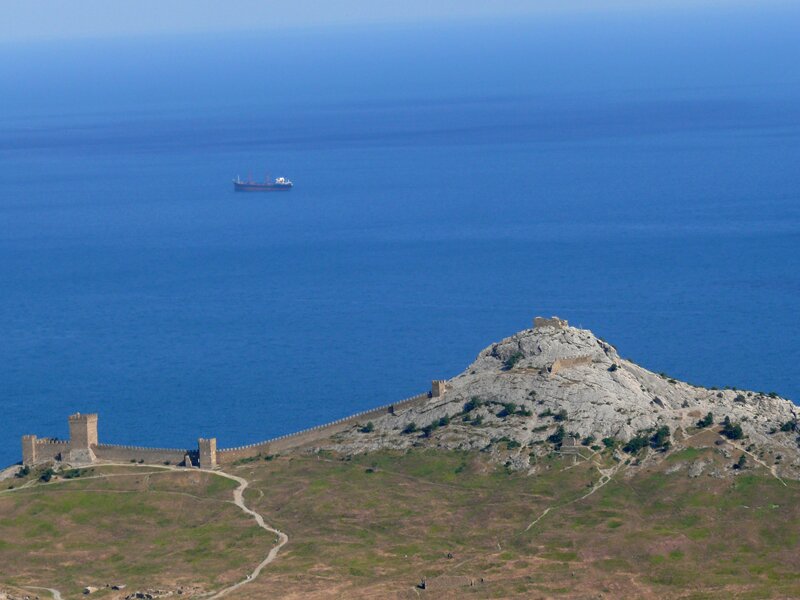 Вид на море и судакскую крепость