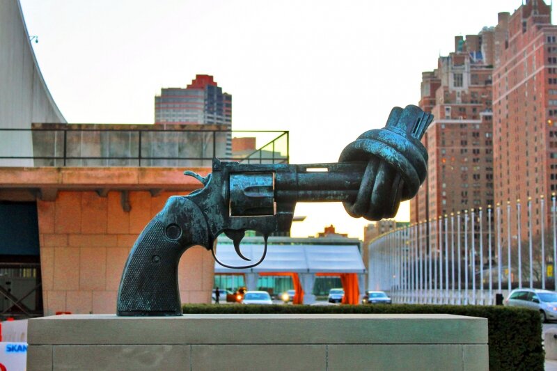 Пистолет,завязанный узлом, как символ против жестокости у здания штаб-квартиры ООН