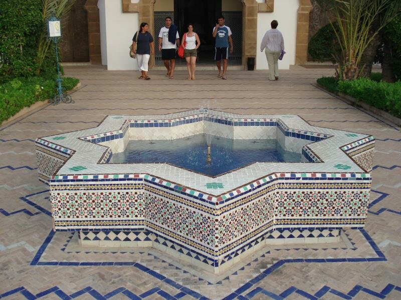 фонтан в типично марокканском стиле (питаю слабость к национальным декорам)
