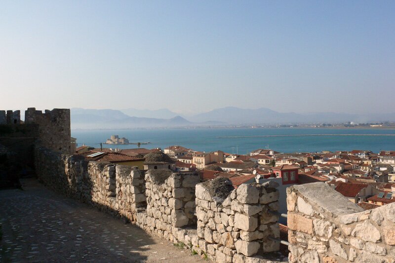 Крепостная стена Акронафплиа и вид на город