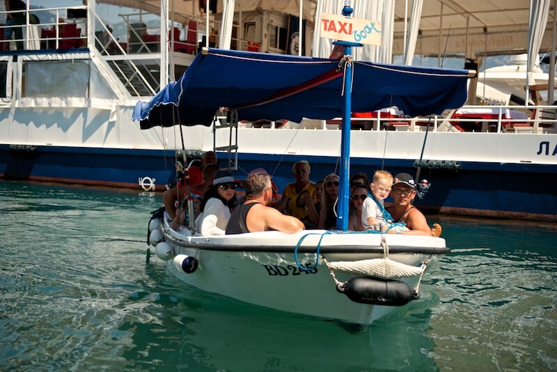 Лодка с туристами