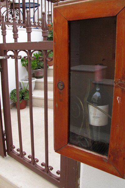 Вино, выставленное на улице города Имеровигли. Санторини
