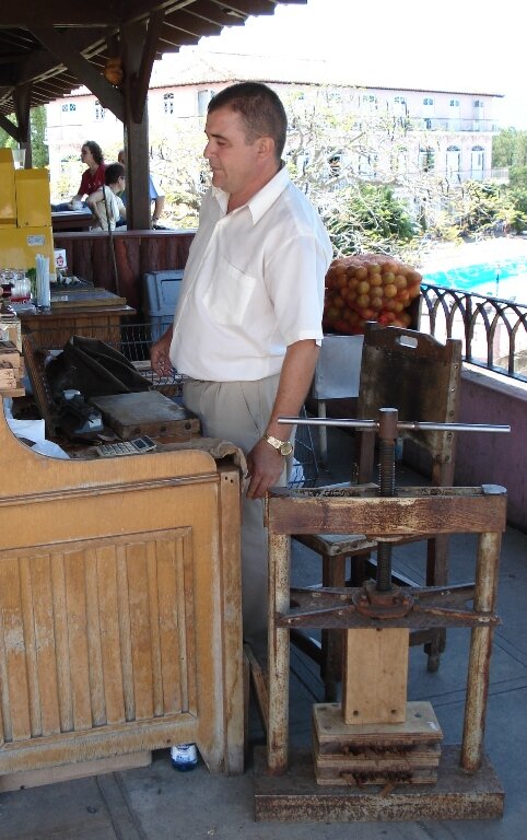 вот так оборудовано место крутильщика сигар, фото сделано в сувенироной зоне долины Виньялес