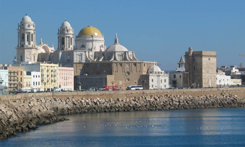 Вид на город со стороны набережной. Источник фото http://www.sadeca.es