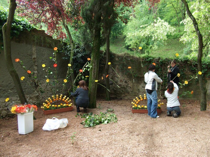 Подготовка к празднику цветов в Жироне