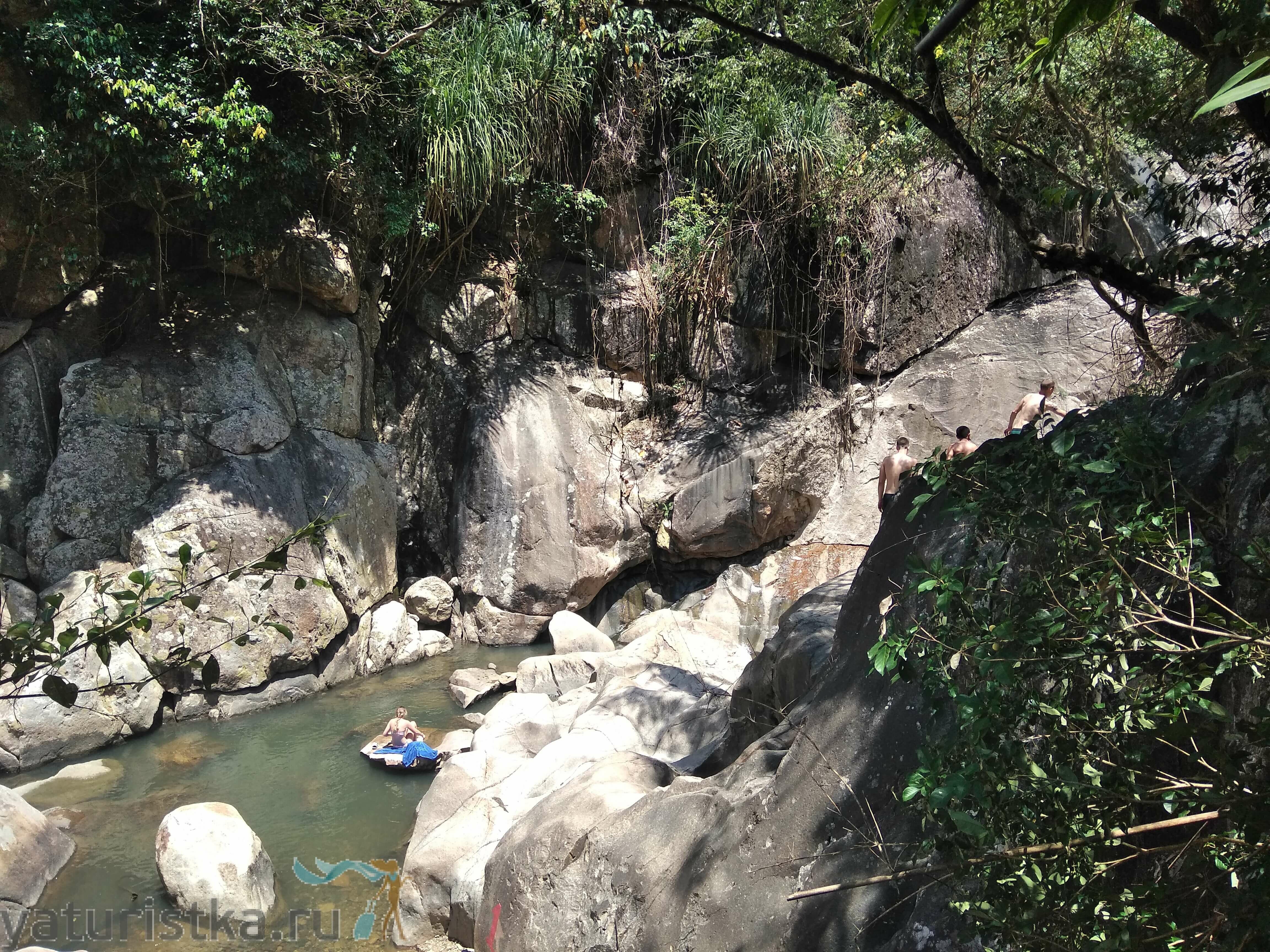 Купание на водопадах Бо Ха во Вьетнаме